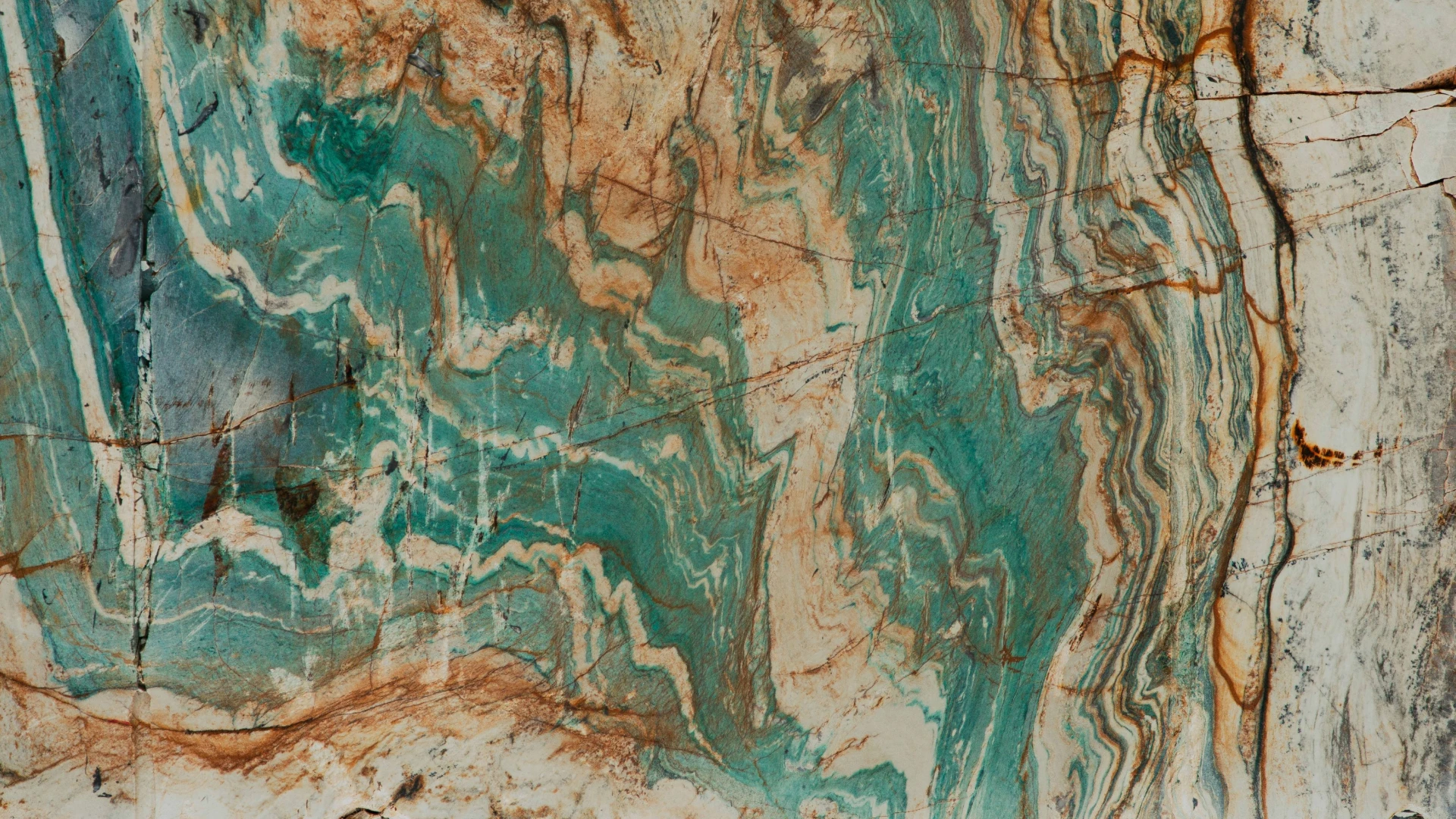 Detalhe de uma chapa de quartzito Monte Negro, com veios em azul, verde e dourado